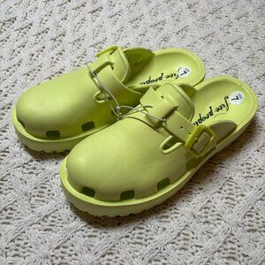 NWT Free People Lime Green Buckle Clogge Sandals – Women’s Size 7